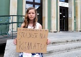 12-latka strajkuje dla klimatu przed szczecińskim urzędem [WIDEO]