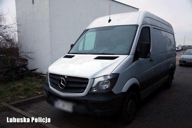 Bus znajdujący się na jednej ze stacji paliw we Wschowie zaniepokoił policjantów.