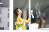 Polacy twierdzą, że to jedno z najbardziej żmudnych przedświątecznych zadań. Jak myć okna bez smug? Zrób płyn 2 w 1. Lepszego nie znajdziesz