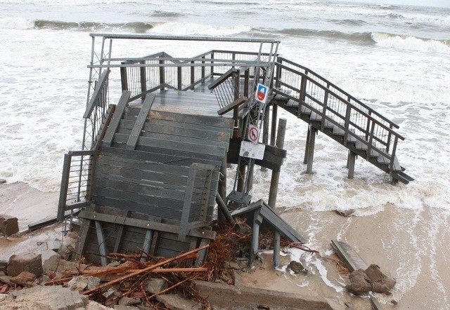 Zniszczony brzeg morski po październikowym sztormie w Rowach. To jedno z miejsc, gdzie morze wyrządziło największe szkody.