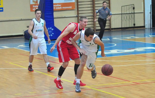 Koszykarze Stali Stalowa Wola (białe stroje) przegrali z KK Warszawa 57:68.