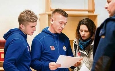 Piłkarze Wisły wczoraj nie tylko trenowali. Robili również zakupy w ramach akcji "Szlachetna Paczka" FOT. ADAM KOPROWSKI/WISLA.KRAKOW.PL