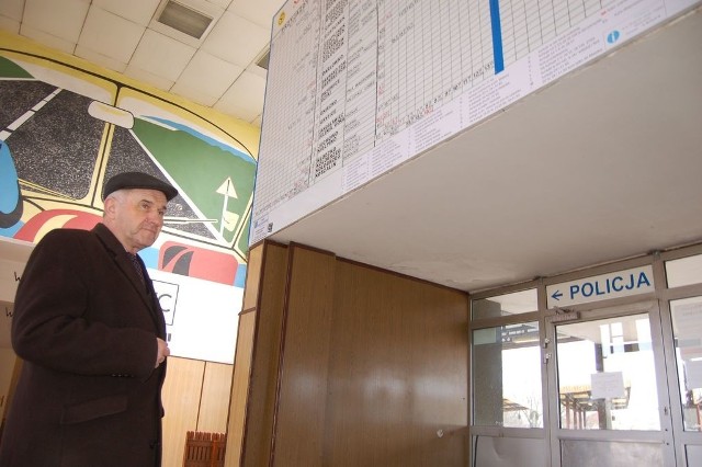 Aleksander Zaręba ogląda rozkład jazdy na szczecineckim dworcu PKS.