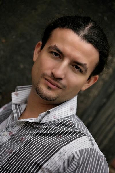 Krystian Krzeszowiak - tenor, mieszka i pracuje w...