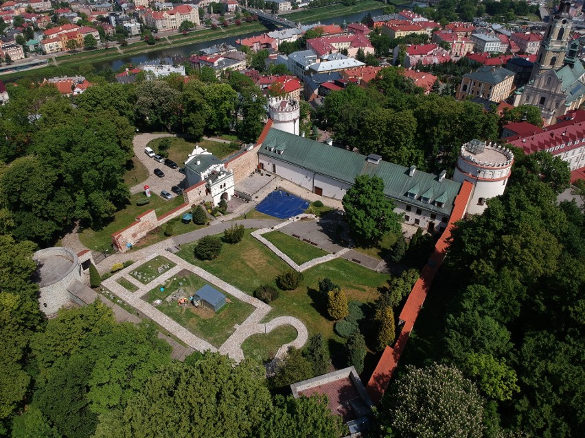 Zamek w Przemyślu wzniesiono po 1340 r. przez króla...