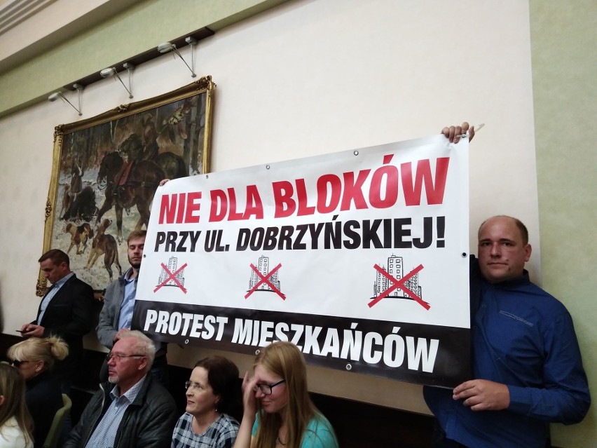 Mieszkańcy protestowali na sesji Rady Miasta Kielce przeciwko budowie bloków przy ulicy Dobrzyńskiej