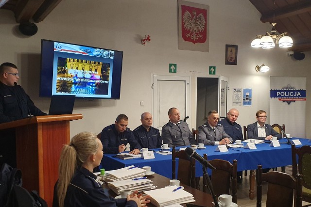 Bezpieczeństwo w ruchu drogowym - spotkania na ten temat zorganizowali w sali sesyjnej Lisewie policjanci. Celem było odniesienie się do zgłaszanych przez mieszkańców problemów i przedstawienie rozwiązań. Mł. asp. Łukasz Tomaszewski zrobił multimedialny pokaz obrazujący m.in. stan bezpieczeństwa w powiecie. Omówił sposób działania Krajowej Mapy Zagrożeń Bezpieczeństwa i aplikacji mobilnej „Moja Komenda”, mówił ponadto o prowadzonej działalności profilaktycznej. - Goście mogli liczyć na kompetentne odpowiedzi na wcześniej zgłaszane uwagi i bieżące dylematy - mówi asp. Dorota Lewków, oficer prasowy KPP w Chełmnie.