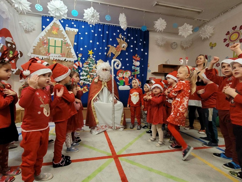 Święty Mikołaj zawitał do przedszkolaczków z Przysuchy. Było wiele radości. Zobaczcie zdjęcia