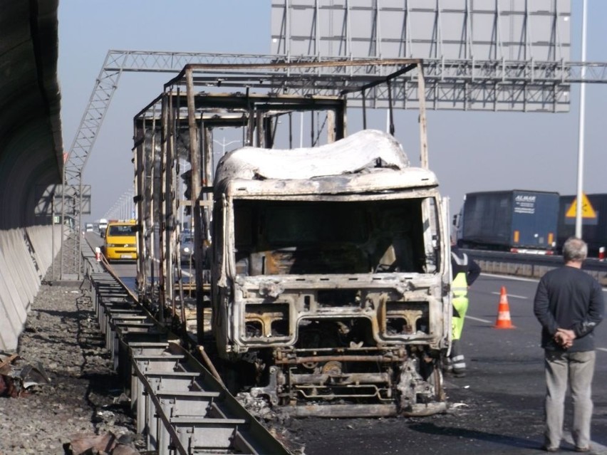 Wrocław: Pożar ciężarówki ze styropianem na AOW. Droga częściowo zablokowana (ZDJĘCIA, FILM)