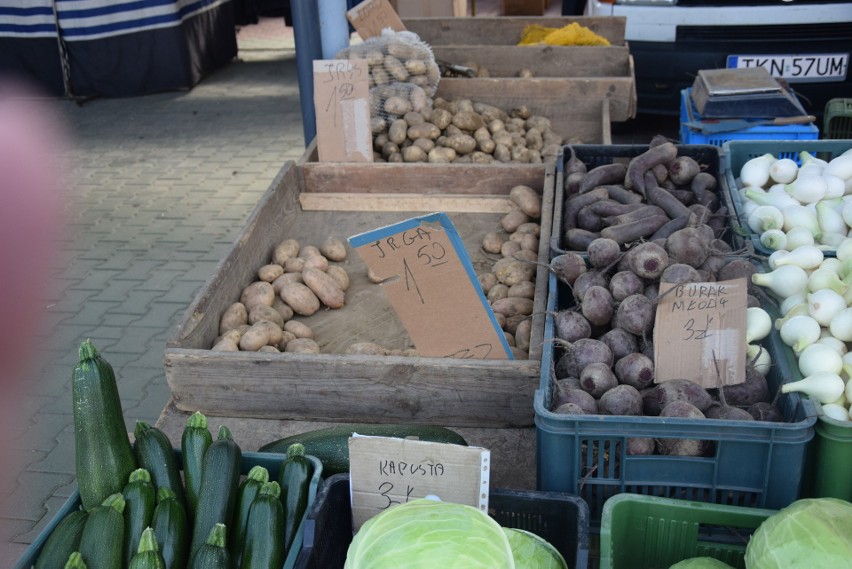 Miejski targ w Szydłowcu. Setki handlujących, ogromne tłumy kupujących. Ceny warzyw i owoców - BARDZO DUŻO ZDJĘĆ