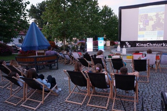 W sobotę na placu Zygmunta Starego widzowie obejrzeli komedię romantyczną "Kocha, Lubi, Szanuje".