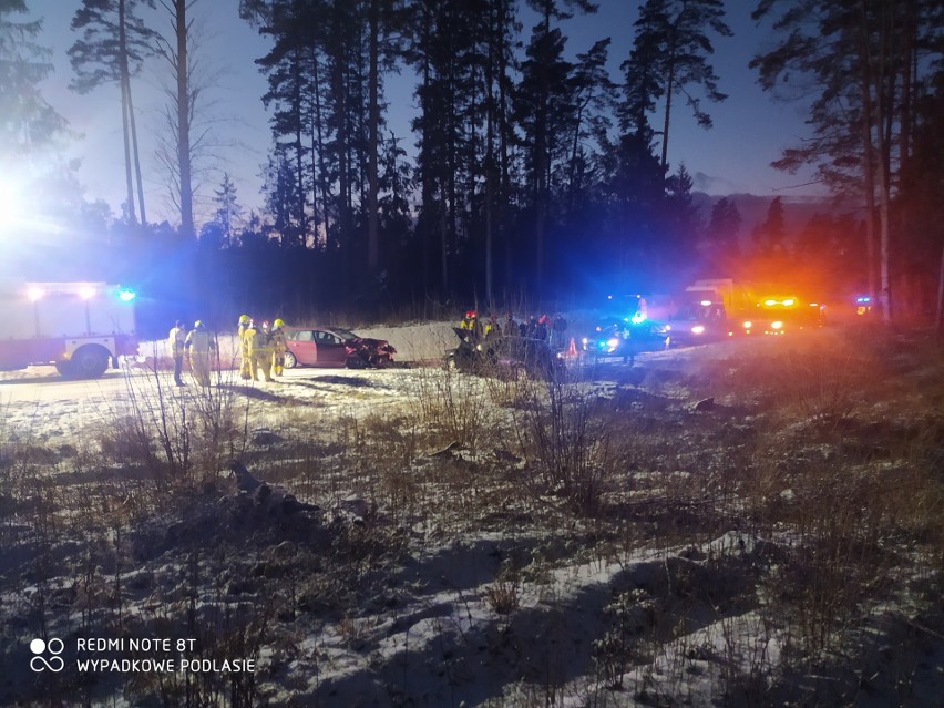 Zajma. Wypadek na DW 686 w kierunku Żedni. Czołowe zderzenie forda z audi. Trzy osoby trafiły do szpitala [ZDJĘCIA]