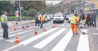 Malowanie pasów na placu Kościuszki wzbudziło zdziwienie przechodniów i zirytowało kierowców.