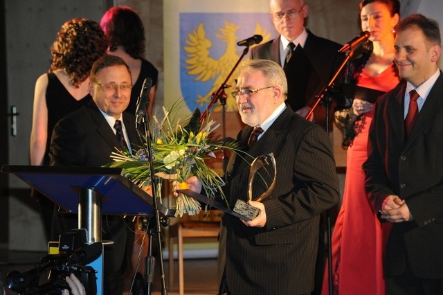 Piotr Matyszok, firma Pamas. Z lewej - Roman Kolek, wicemarszałek województwa