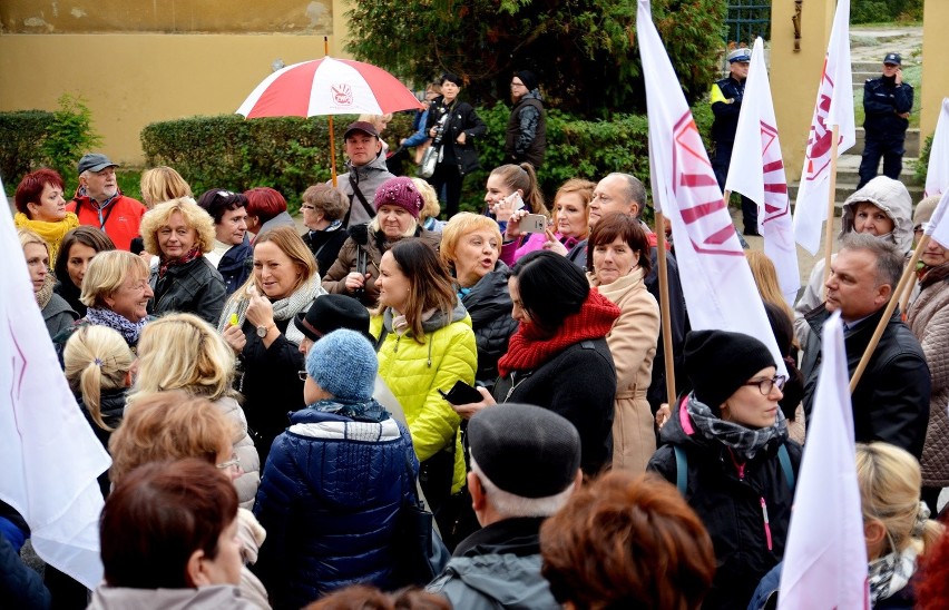 Pikieta przeciwko likwidacji gimnazjów. Kilkaset osób przed Urzędem Wojewódzkim (ZDJĘCIA, WIDEO)