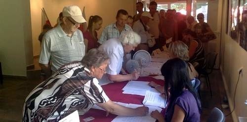 Lokal wyborczy w Ustroniu Morskim przeżywa oblężenie wyborców.