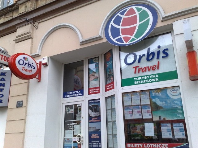 Przed biurem Orbis Travel w Bydgoszczy