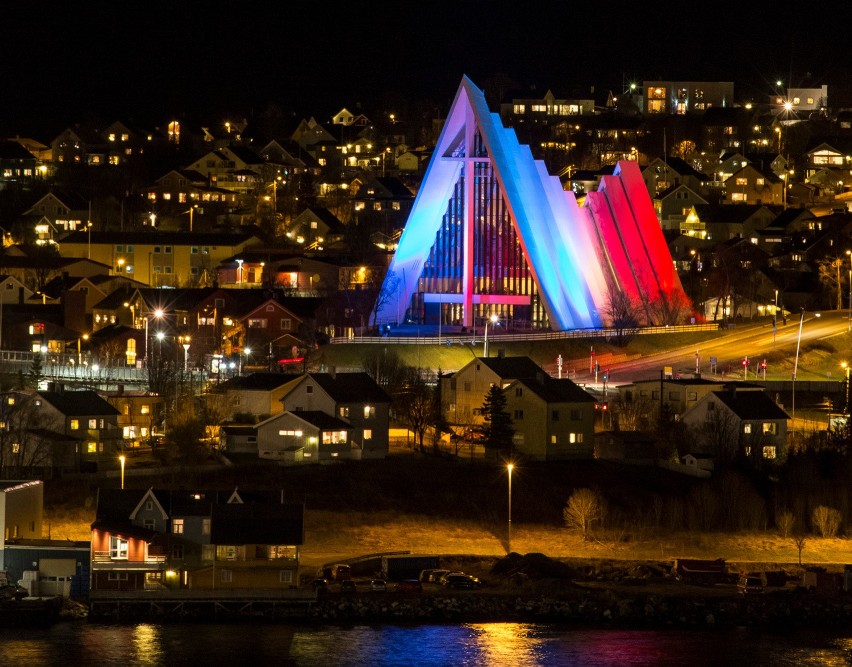 Oświetlona katedra w norweskim Tromso