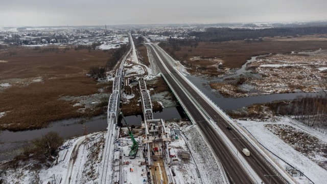 W Uhowie nad Narwią powstaje nowy most kolejowy w ramach modernizacji trasy Rail Baltica na odcinku od Czyżewa do Białegstoku