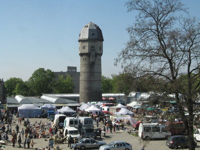 Wieża na targowisku przy ul. Lotników stoi w najwyższym punkcie miasta.