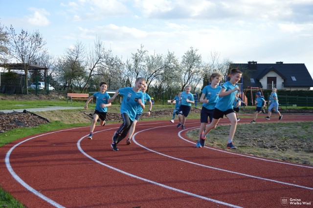 Wyjazdowy trening młodych sportowców z Akademii Sportu AZS AWF Kraków na obiektach lekkoatletycznych w Białym Kościele