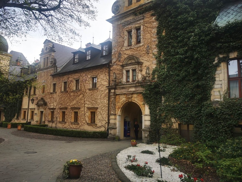 Pałacowy dziedziniec zamku w Kliczkowie