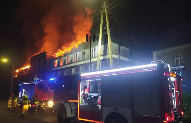 Do pożary budynku w Szprotawie wysłano kilkanaście zastępów PSP i OSP.