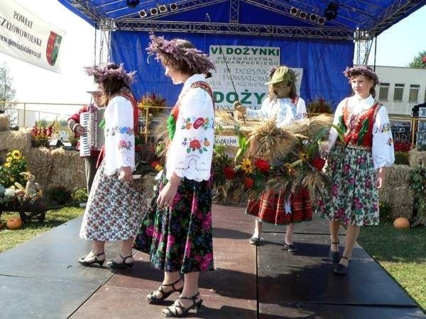 Jeden z ciekawszych wieńców zaprezentowała grupa z Zaklikowa. Był to wędkarz w łódce, bo gmina słynie ze stawów hodowlanych.