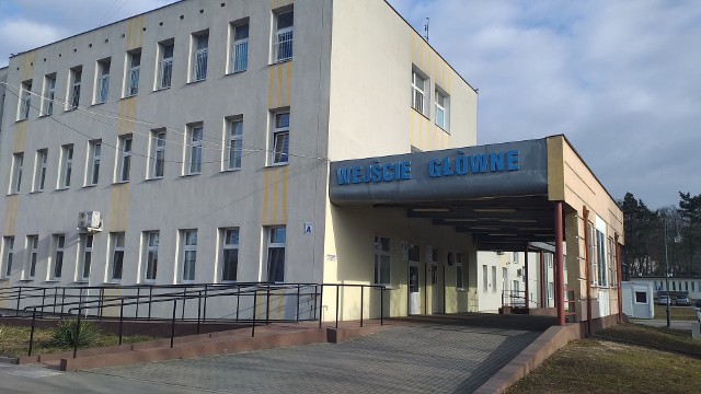 Oddział covidowy szpitala w Chełmnie wypełniony jest niemal cały czas pacjentami. Trafia tu coraz więcej młodych ludzi w ciężkim stanie