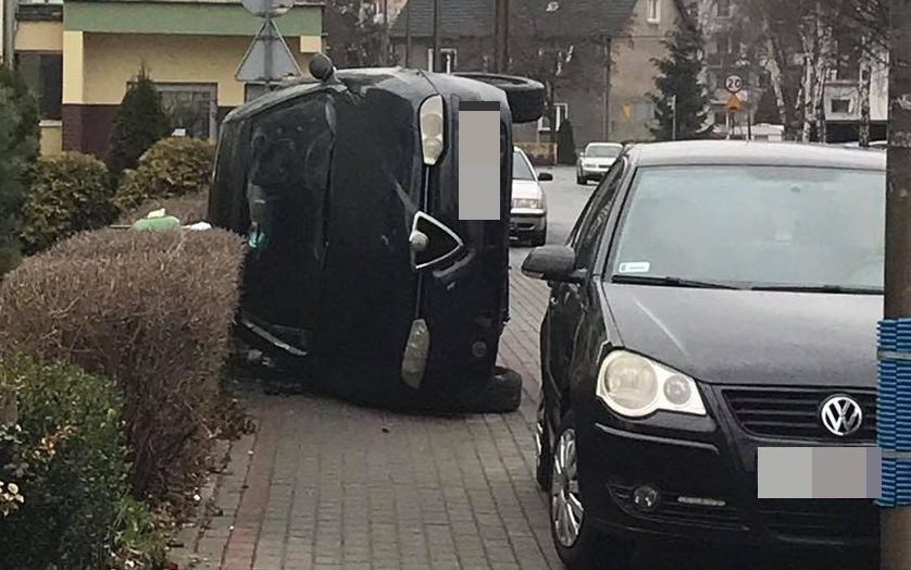 Ozimek. Wandale przewrócili samochód na bok na chodniku przed sklepem