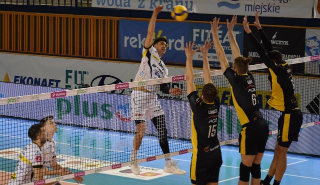 W meczu PlusLigi siatkarzy, Cerrad Enea Czarni Radom przegrali 1:3 z PGE Skra Bełchatów. Cerrad Enea Czarni - PGE Skra 1:3 (18:25, 23:25, 26:24, 16:25)Cerrad Enea Czarni:Kędzierski 2, Konarski 18, B. Sander 14, Firszt 7, Dryja 4, Josifow 6, Masłowski (libero) oraz Pasiński 0, Ostrowski 4, Gąsior 0. PGE Skra:Łomacz 0, Petković 16, T. Sander 15, Ebadipour 16, Kłos 8, Huber 15, Piechocki (libero) oraz Sawicki 0, Filipiak 0. MVP meczu:  Taylor Sander (PGE Skra)Szesnastej porażki doznali w tym sezonie siatkarze Cerradu Enei Czarnych Radom. W radomskim zespole nie pomogła zmiana trenera, kiedy Dima Skoryy zastąpił Roberta Prygla. Radomianie nadal zajmują dwunaste miejsce w tabeli i mają tylko dwa punkty przewagi na Stalą Nysa, która zajmuje trzynaste miejsce. Zobacz zdjęcia z meczu>>>