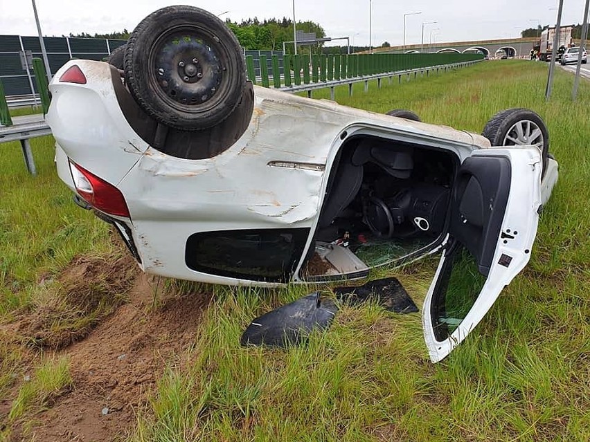 W wyniku zderzenia pojazdów na drodze ekspresowej S- 5 w...