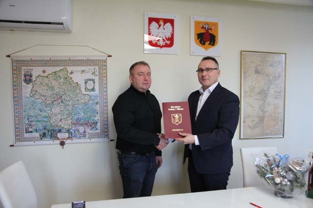 Burmistrz Przysuchy Tomasz Matlakiewicz (z prawej) i przedstawiciel firmy Stachyra, podpisali umowę na modernizację oczyszczalni ścieków w Przysusze.