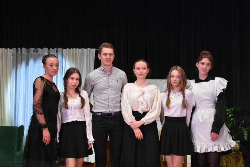 Uczniowie stąporkowskiej "Górki" na teatralnej scenie. Była pełna widownia i owacje na stojąco
