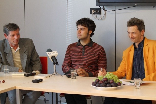Podczas konferencji prasowej Lukas Geniusas , z lewej Andrzej Haluch- menadżer pianisty, z prawej Jacek Rogala, dyrektor Filharmonii  Świętokrzyskiej.                        