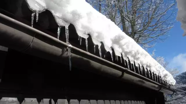 Śnieg i mróz to wyzwanie dla naszego dachu i rynien. Dlatego warto zadbać o odpowiednie akcesoria, które ułatwią ich zimową eksploatację.