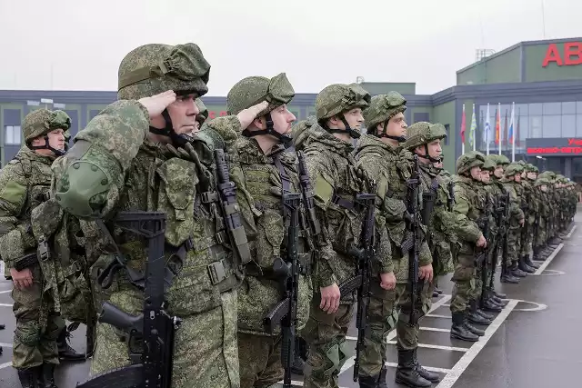Według nieoficjalnych doniesień, fabryki w Korei Północnej szyją mundury dla rosyjskich żołnierzy walczących na Ukrainie.