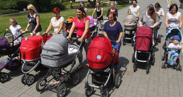 Mamy spotykają się nie tylko w sieci. Wychodzą też na wspólne spacery albo spotykają się w miejscach przyjaznych dzieciom.