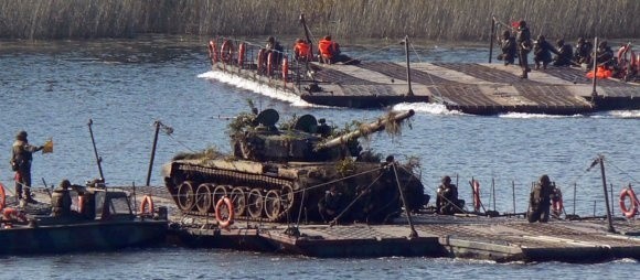 Kołowe transportery opancerzone Rosomak, bojowe wozy piechoty BWP-1, czołgi oraz ciężki sprzęt artyleryjski, po sforsowaniu przeszkody wodnej zmierza w kierunku strzelnic na pasach taktycznych. Za kilka dni poligon w Drawsku zatrzęsie się od wybuchu pocisków.