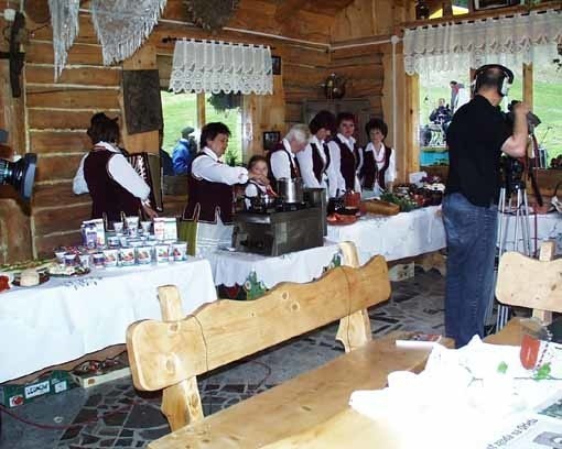 Gospodynie z Ustrzyk Dolnych i z okolicznych wsi na żywo przygotowywały regionalne potrawy.