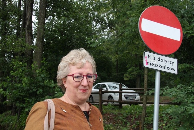 Pani Barbara wyjaśnia, że na Świętej Katarzynie jest jeden parking i to w dodatku tylko dla mieszkańców.