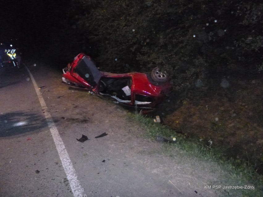 Wypadek w Jastrzębiu: Samochód dachował do rowu. Kobieta została uwięziona wewnątrz auta. Została poważnie ranna ZDJĘCIA