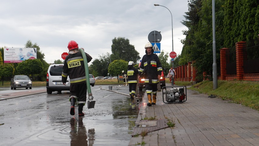 Usuwanie skutków burzy na ul. Jana Niemierskiego w...