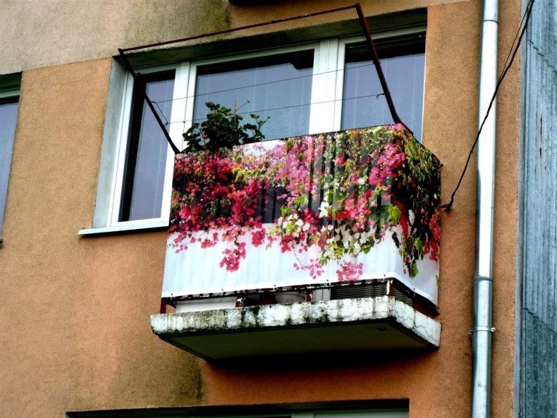 Osłona na balkon chroni  przed spojrzeniami sąsiadów i...