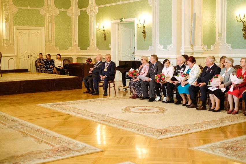 Prezydent Białegostoku odznaczył medalami za długoletnie pożycie małżeńskie 49 par (zdjęcia)