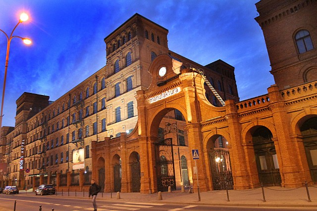 Znajdujący się przy Manufakturze pałac Izaaka Poznańskiego, w którym mieści się teraz Muzeum Miasta Łodzi, jest największym tego typu obiektem w kraju.