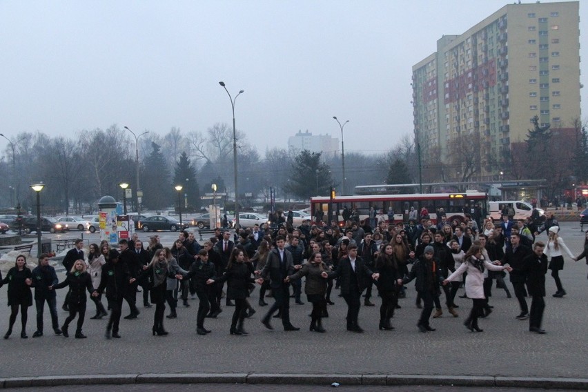 Dąbrowscy maturzyści zatańczyli poloneza na placu Wolności