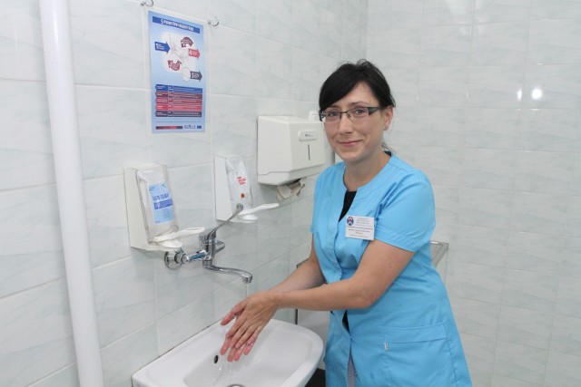 Jak prawidłowo myć ręce uczy Agnieszka Zaworska-Winiarska, pielęgniarka epidemiologiczna ze Szpitala Dziecięcego w Kielcach.
