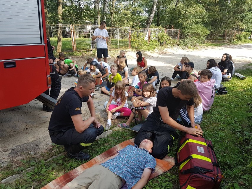 Strażacy uczyli dzieci udzielania pierwszej pomocy.