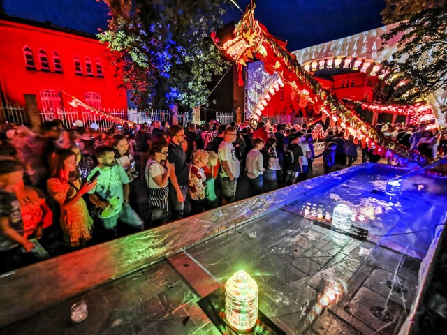 Największą atrakcją festiwalu Skyway 2019 jest bez wątpienia Chinatown na ulicy Gregorkiewicza. Chińskie lampiony, smoki, fontanny... Czego tam nie ma? Specjalnie dla Was mamy krótki reportaż wideo z tej instalacji. A do tego galerię zdjęć z otwarcia. Może odnajdziecie się na naszych fotografiach? Więcej zdjęć z pozostałych instalacji Bella Skywal Festival obejrzysz >>> TUTAJ > TUTAJ 